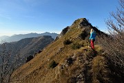 38 La scoscesa impervia erbosa cima del Monte Castello (1474 m)